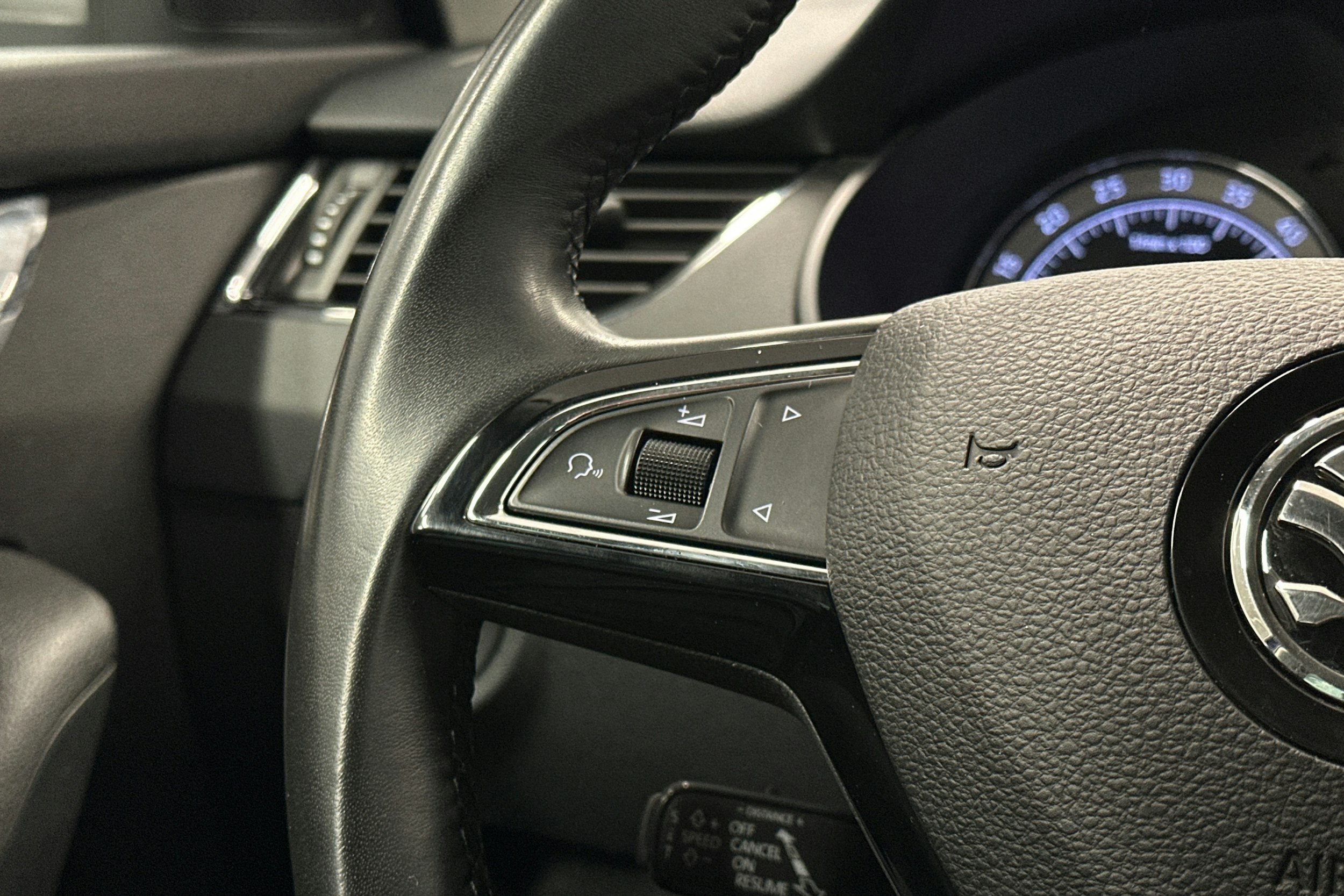 sininen Skoda Octavia 2020 kuva 19.