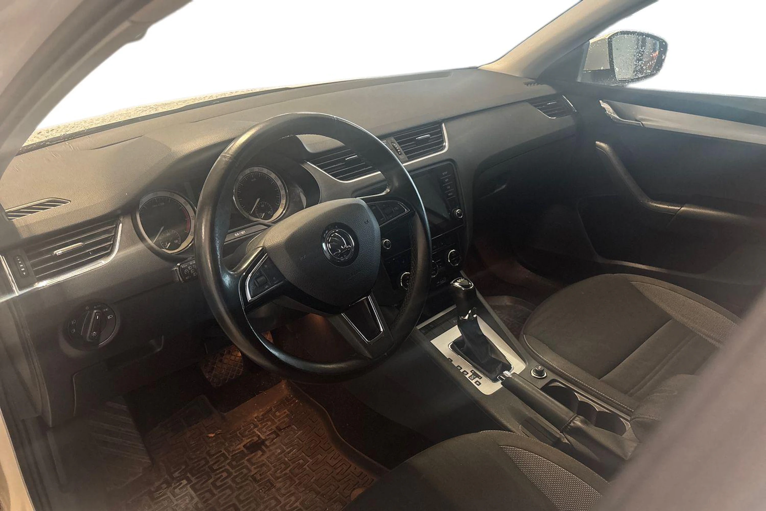 valkoinen Skoda Octavia 2020 kuva 3.