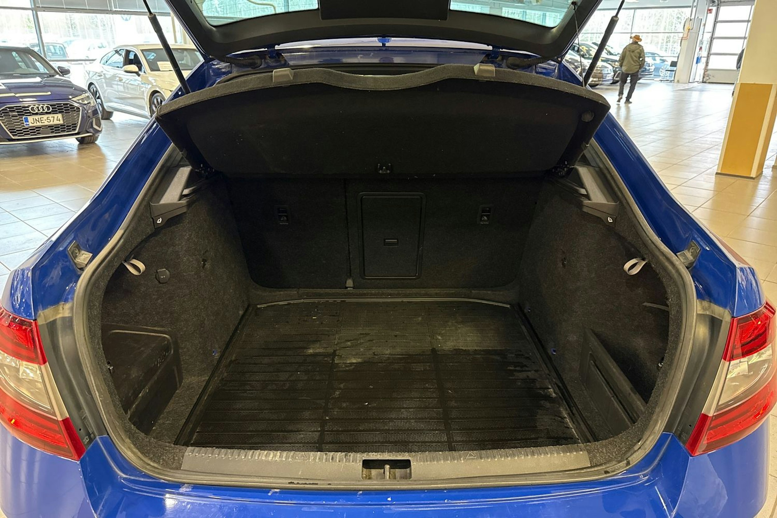 sininen Skoda Octavia 2020 kuva 14.
