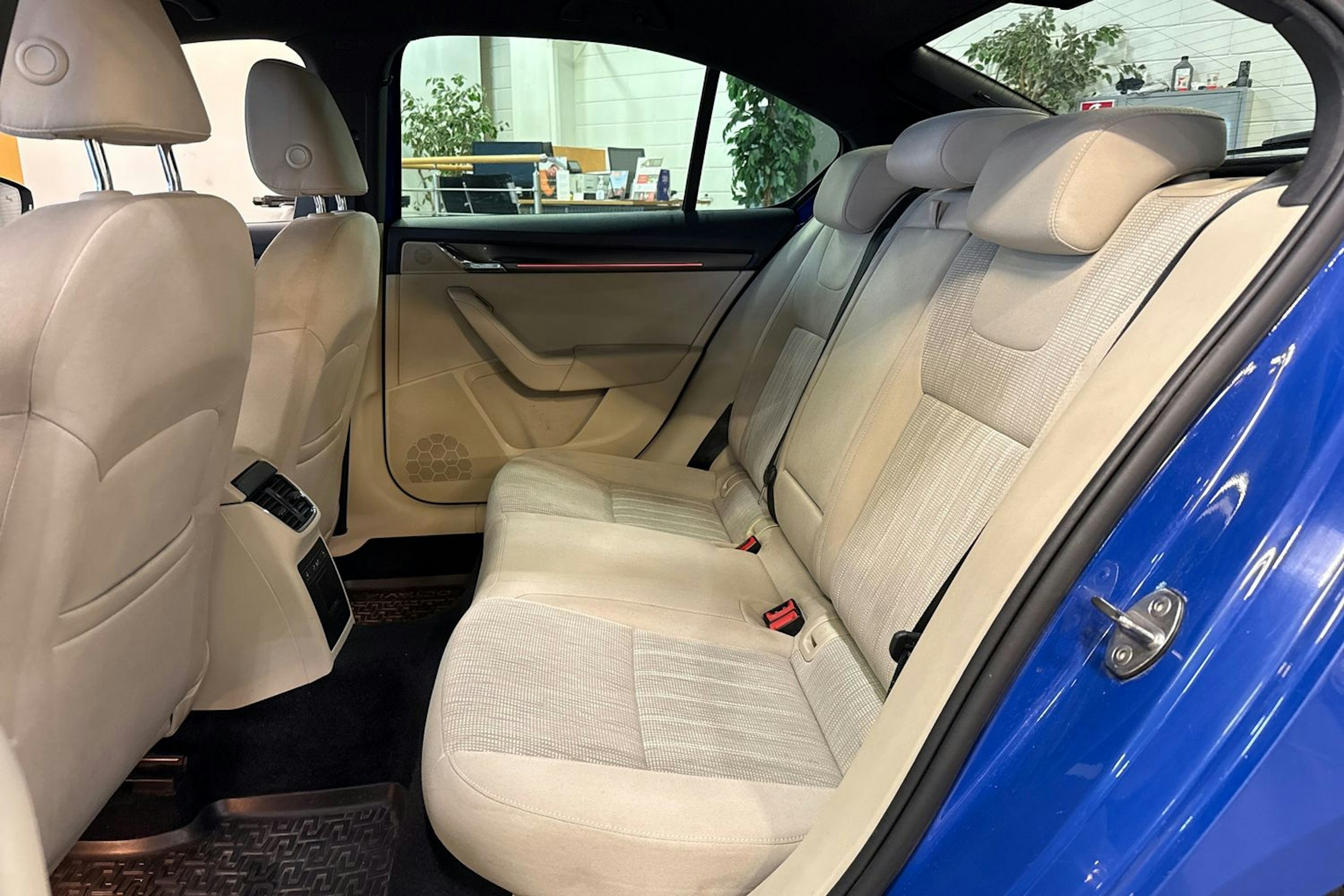 sininen Skoda Octavia 2020 kuva 15.