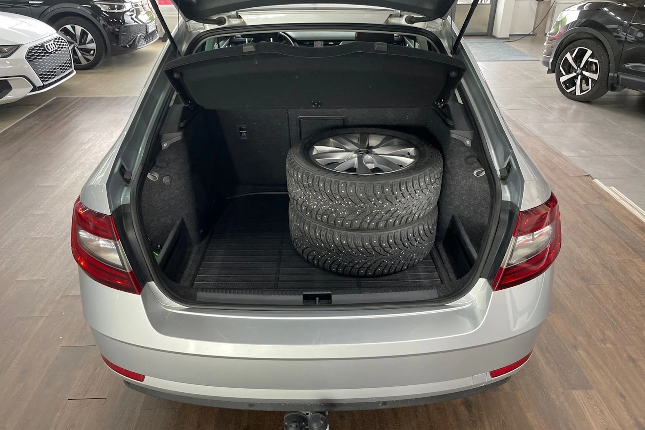 Harmaa Skoda OCTAVIA 2020 kuva 12.