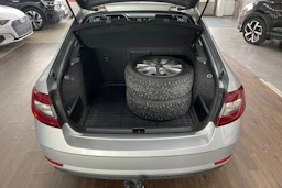 Harmaa Skoda OCTAVIA 2020 kuva 12.