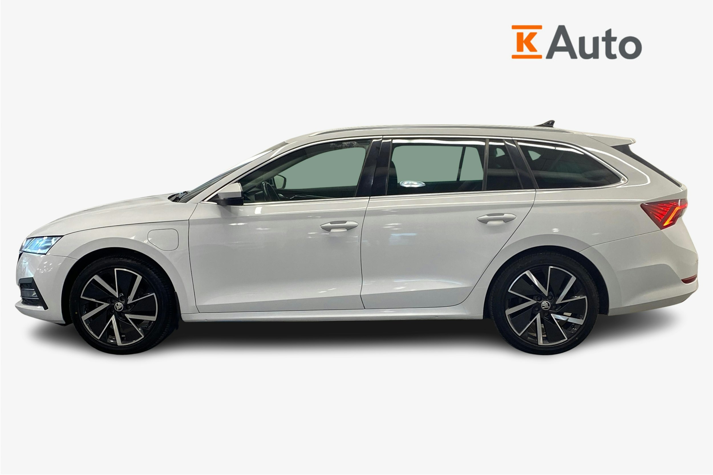 Valkoinen Skoda OCTAVIA 2020 kuva 6.