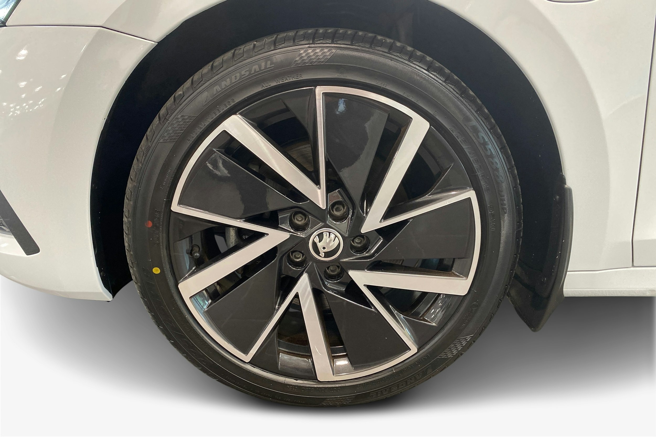 Valkoinen Skoda OCTAVIA 2020 kuva 11.