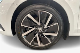 Valkoinen Skoda OCTAVIA 2020 kuva 11.