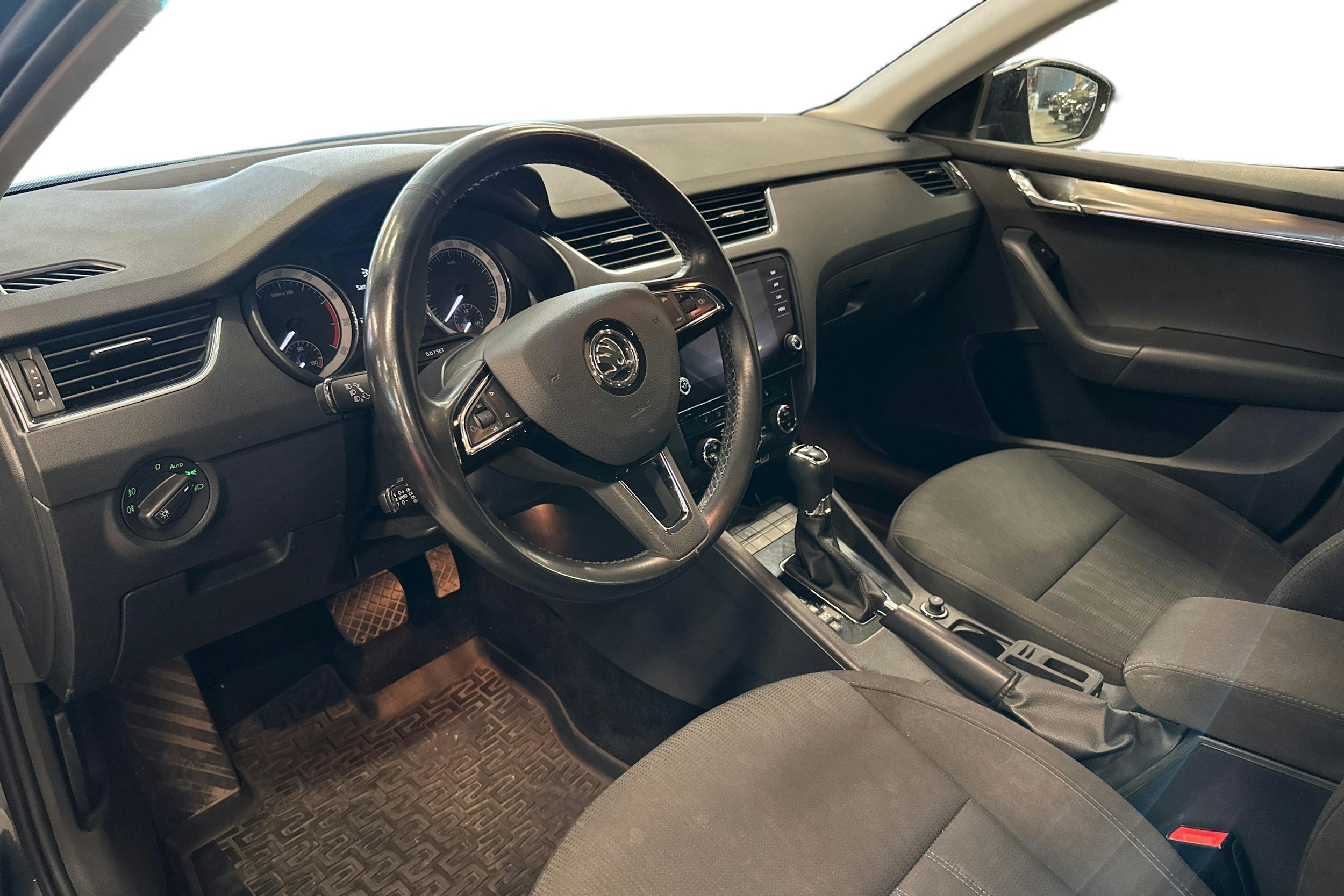harmaa Skoda Octavia 2020 kuva 3.