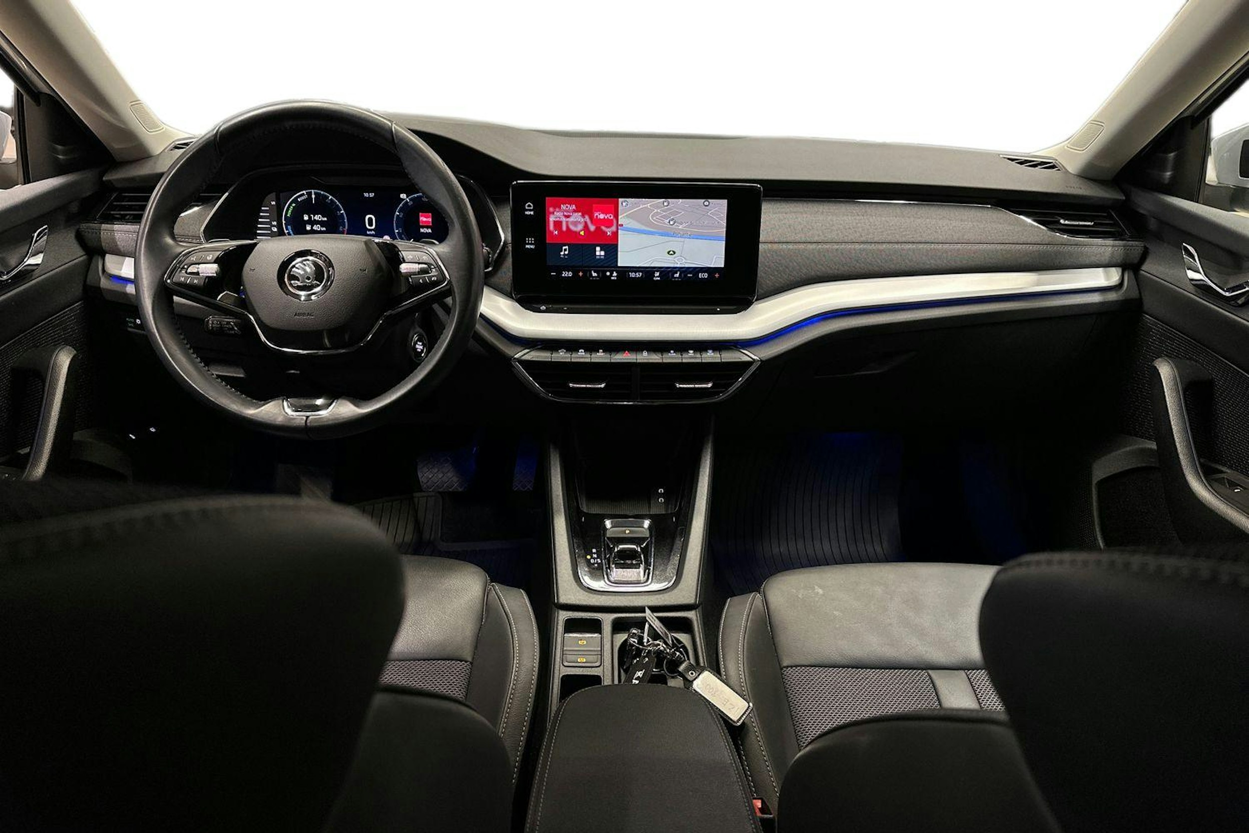 harmaa Skoda Octavia 2020 kuva 9.