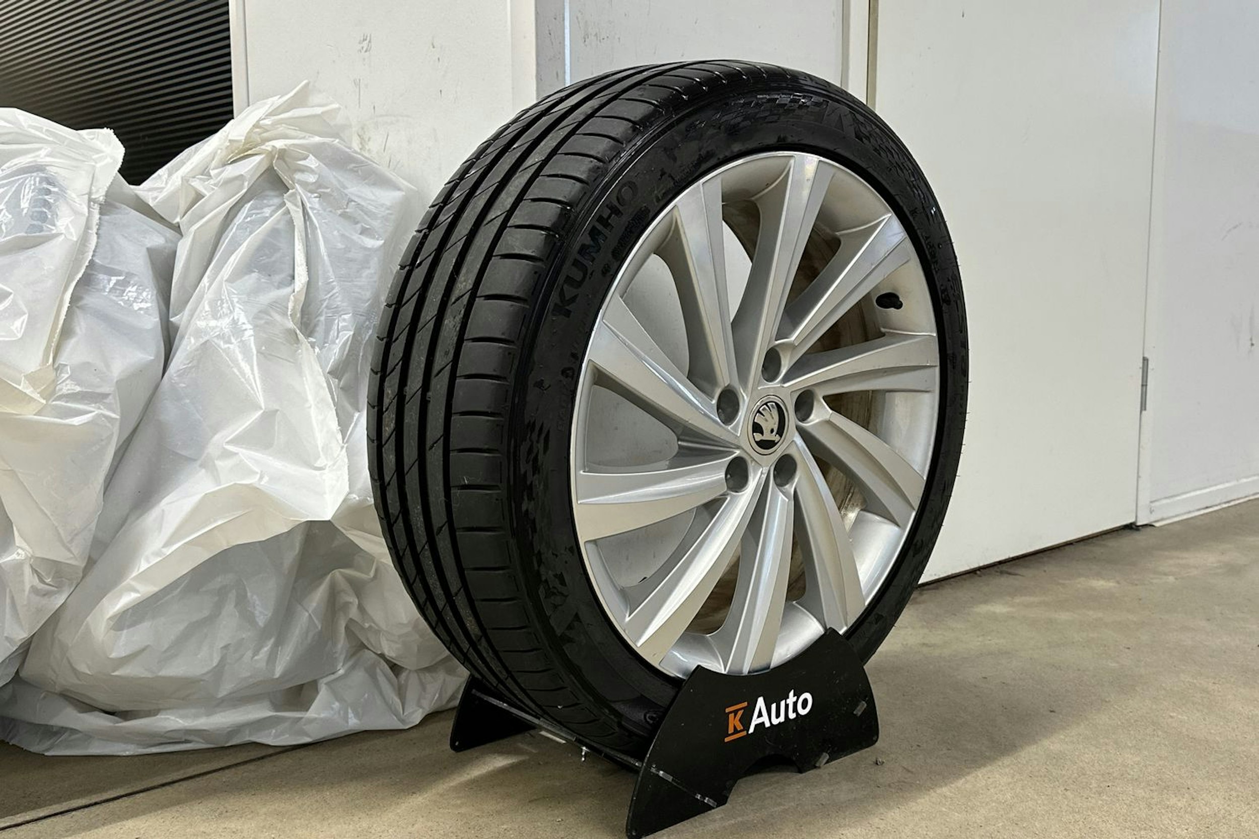 harmaa Skoda Octavia 2020 kuva 13.