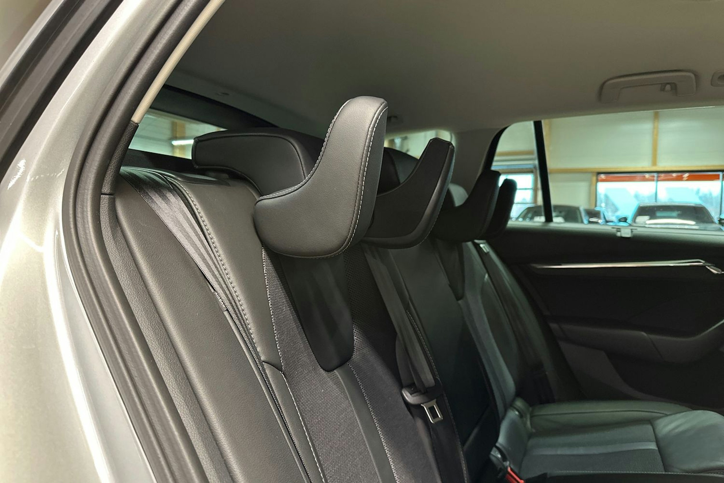 harmaa Skoda Octavia 2020 kuva 16.