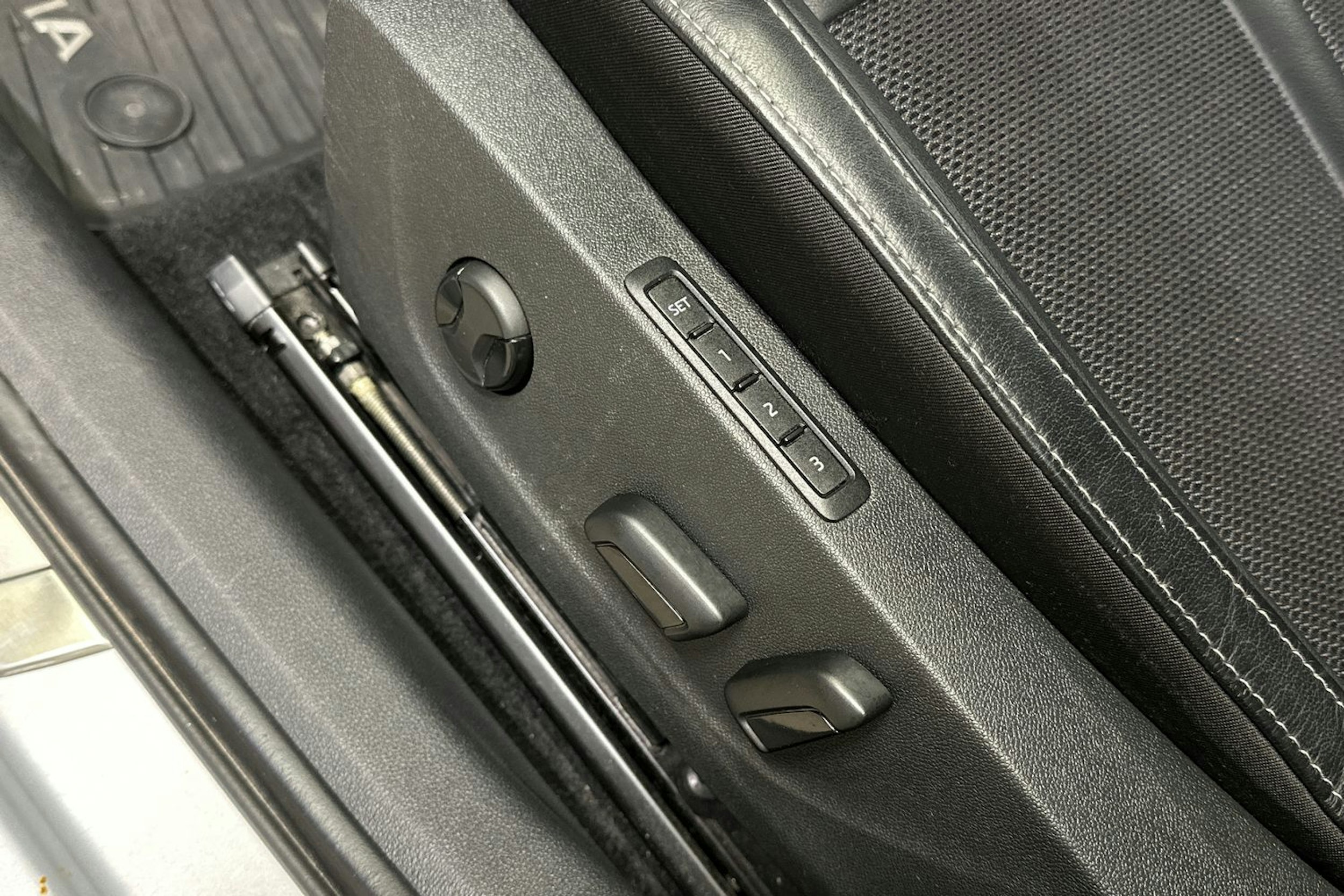 harmaa Skoda Octavia 2020 kuva 18.