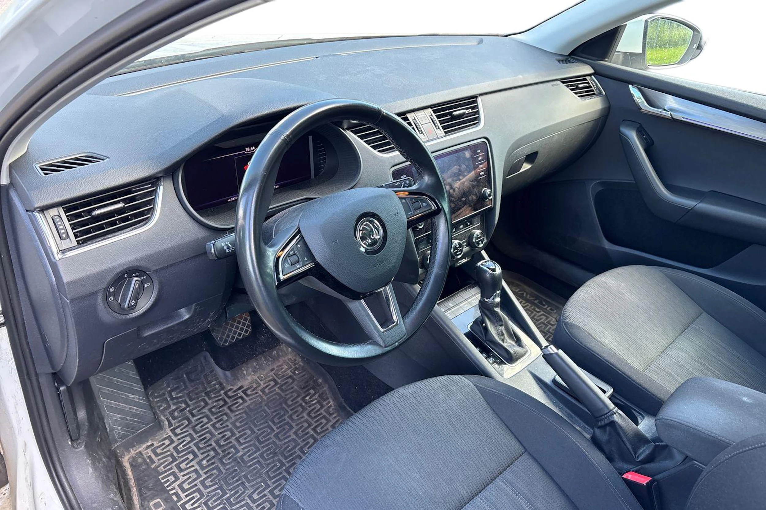 valkoinen Skoda Octavia 2020 kuva 3.