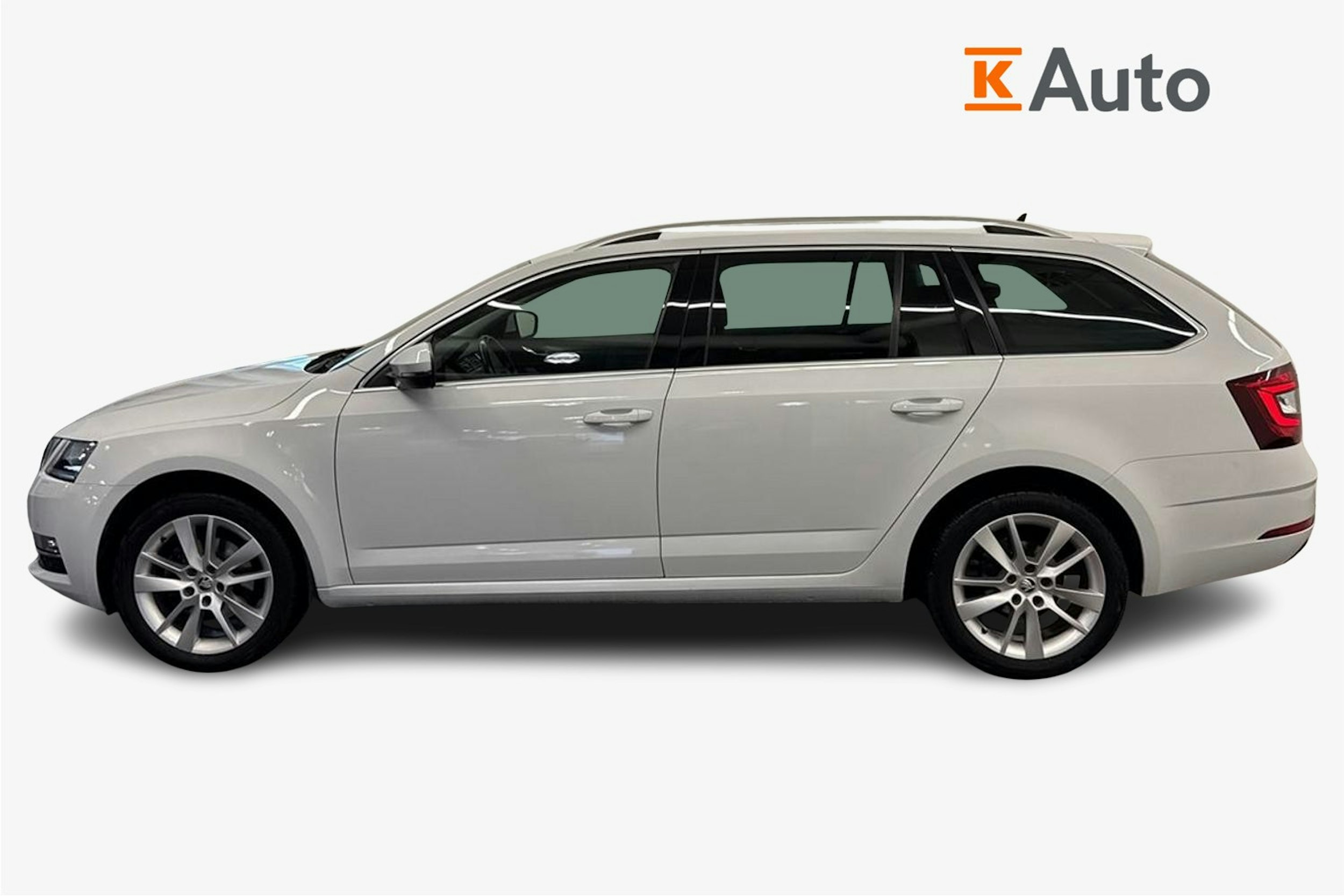 valkoinen Skoda Octavia 2020 kuva 5.