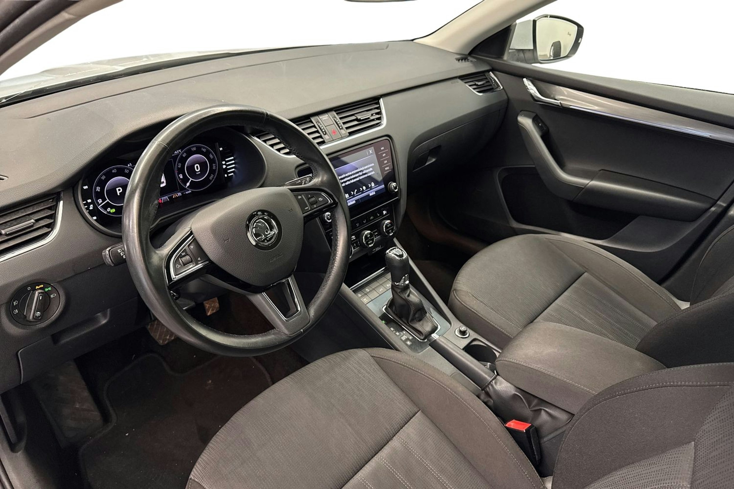 valkoinen Skoda Octavia 2020 kuva 6.