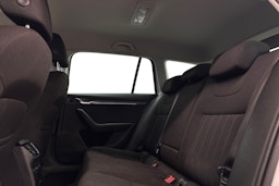 valkoinen Skoda Octavia 2020 kuva 8.