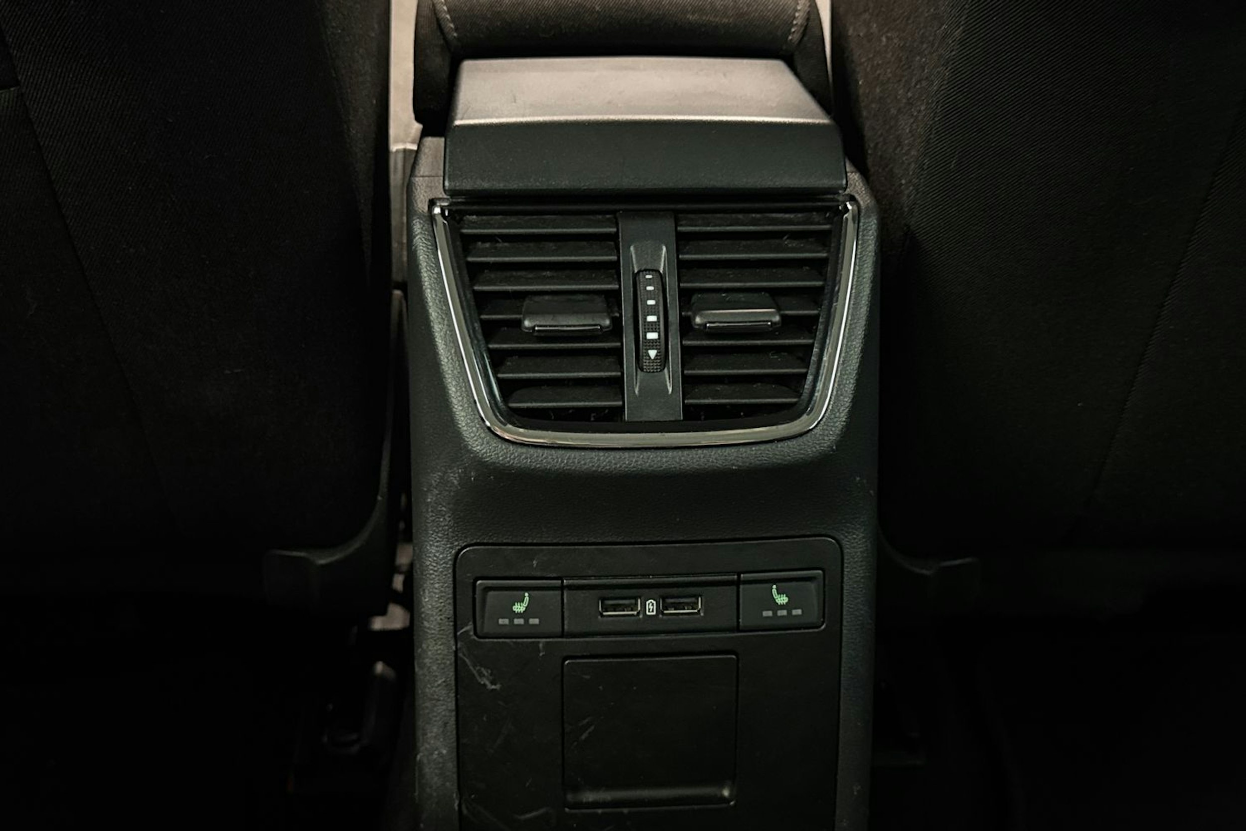 valkoinen Skoda Octavia 2020 kuva 13.