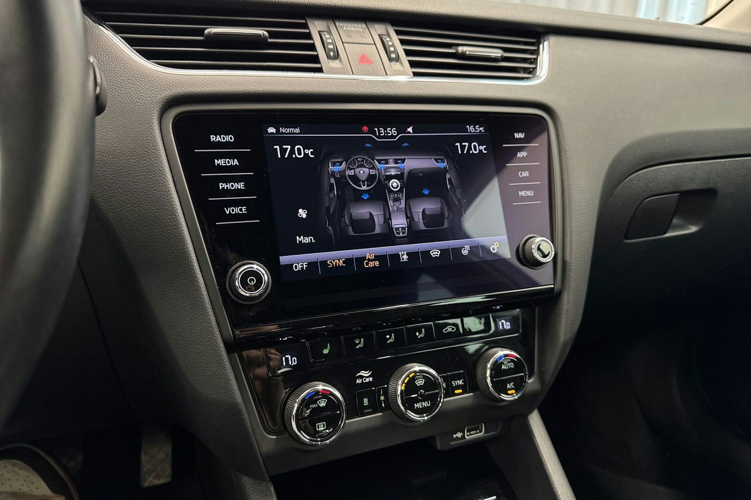 valkoinen Skoda Octavia 2020 kuva 21.