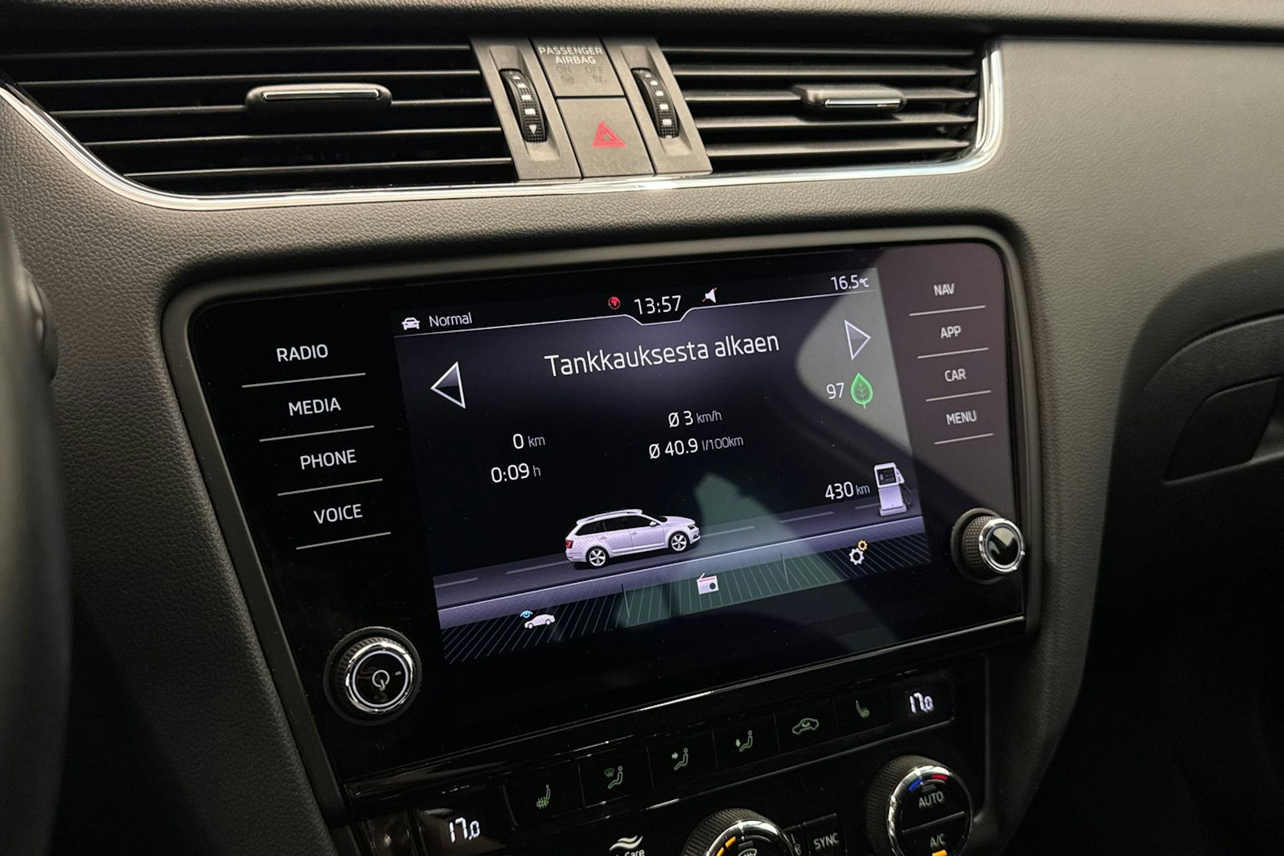 valkoinen Skoda Octavia 2020 kuva 23.