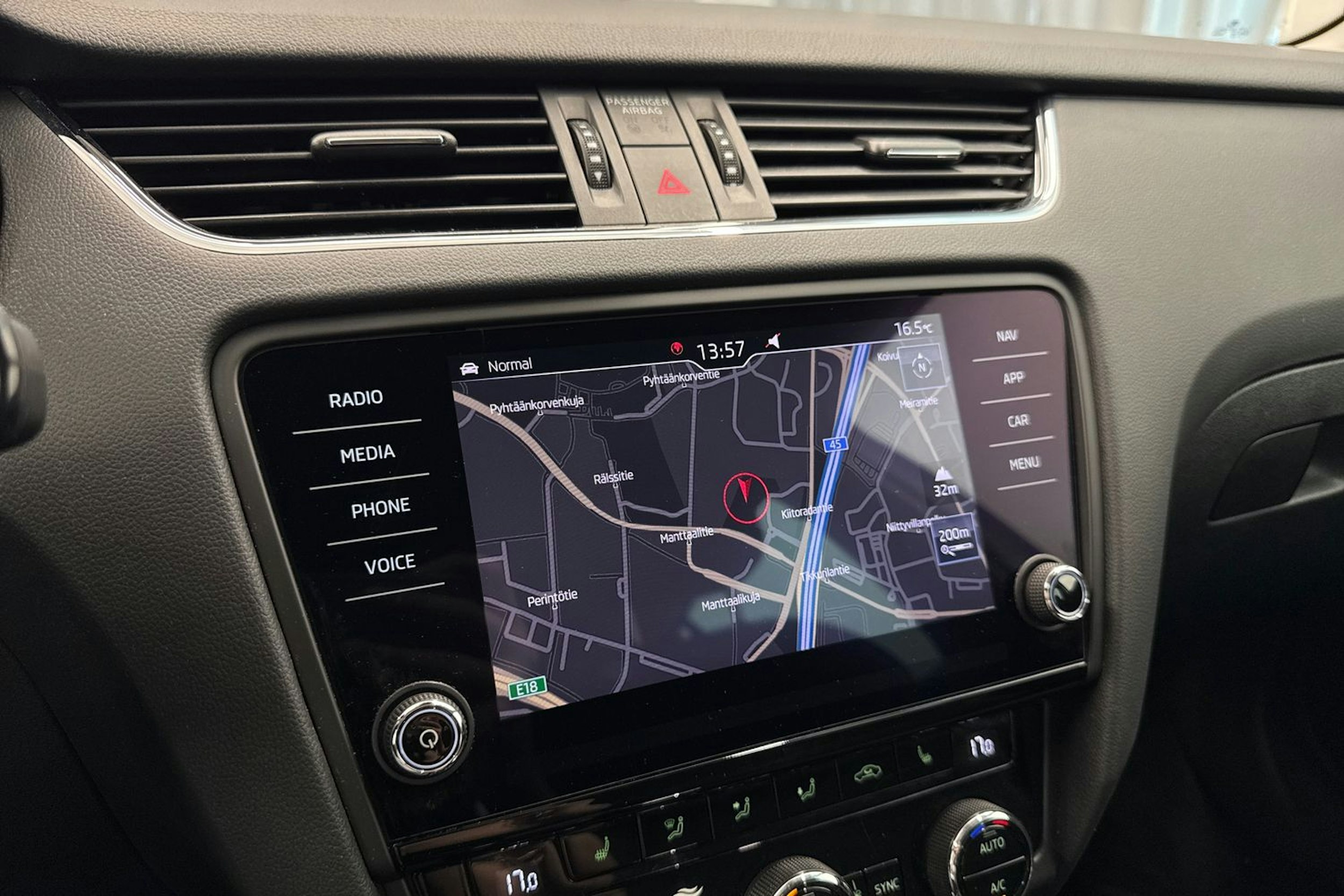 valkoinen Skoda Octavia 2020 kuva 24.