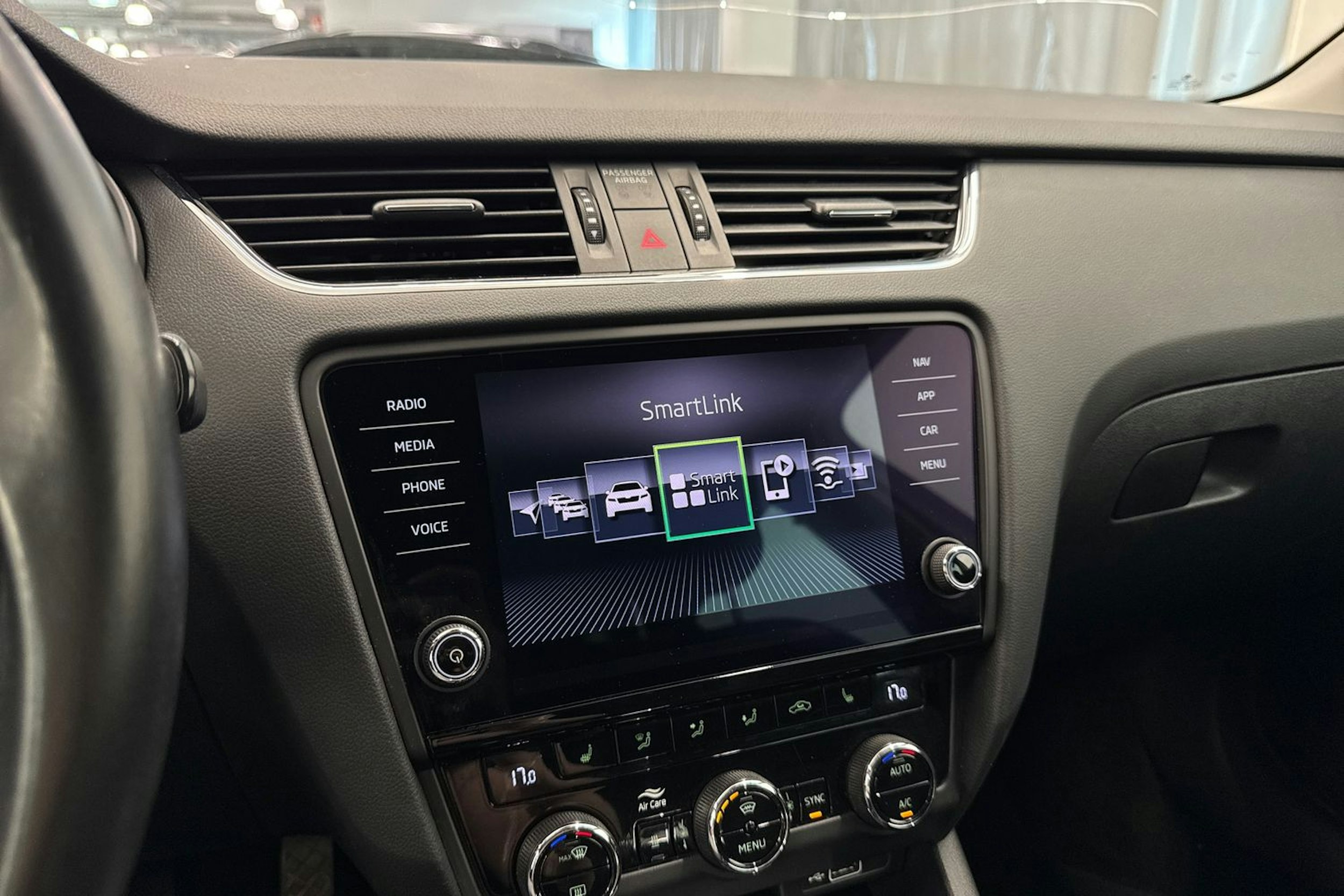 valkoinen Skoda Octavia 2020 kuva 25.