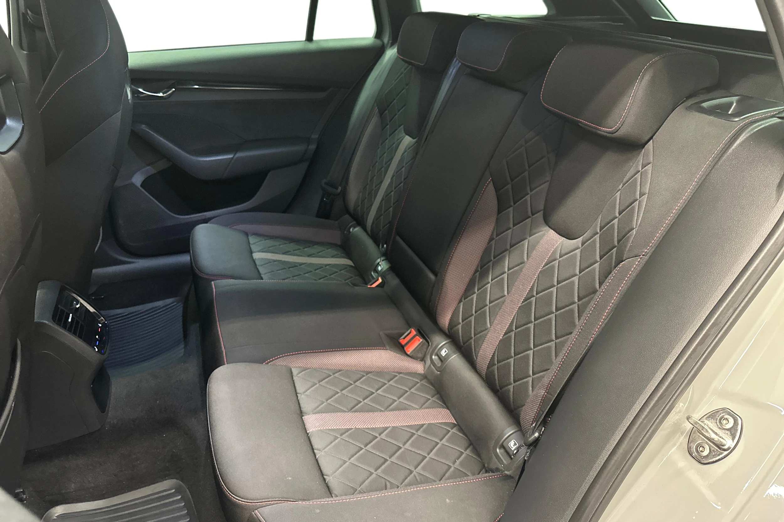 harmaa Skoda Octavia 2020 kuva 8.