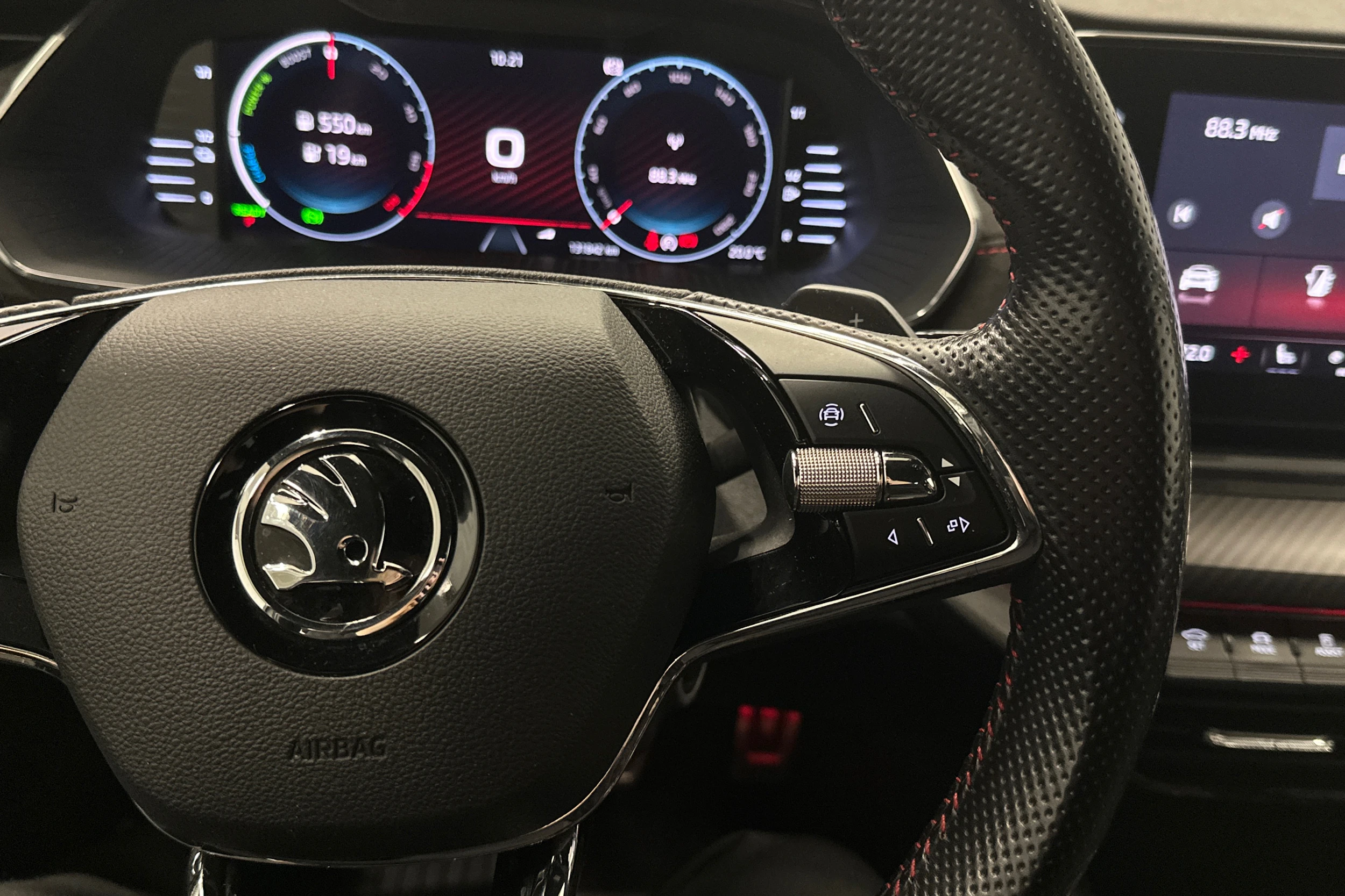 harmaa Skoda Octavia 2020 kuva 12.