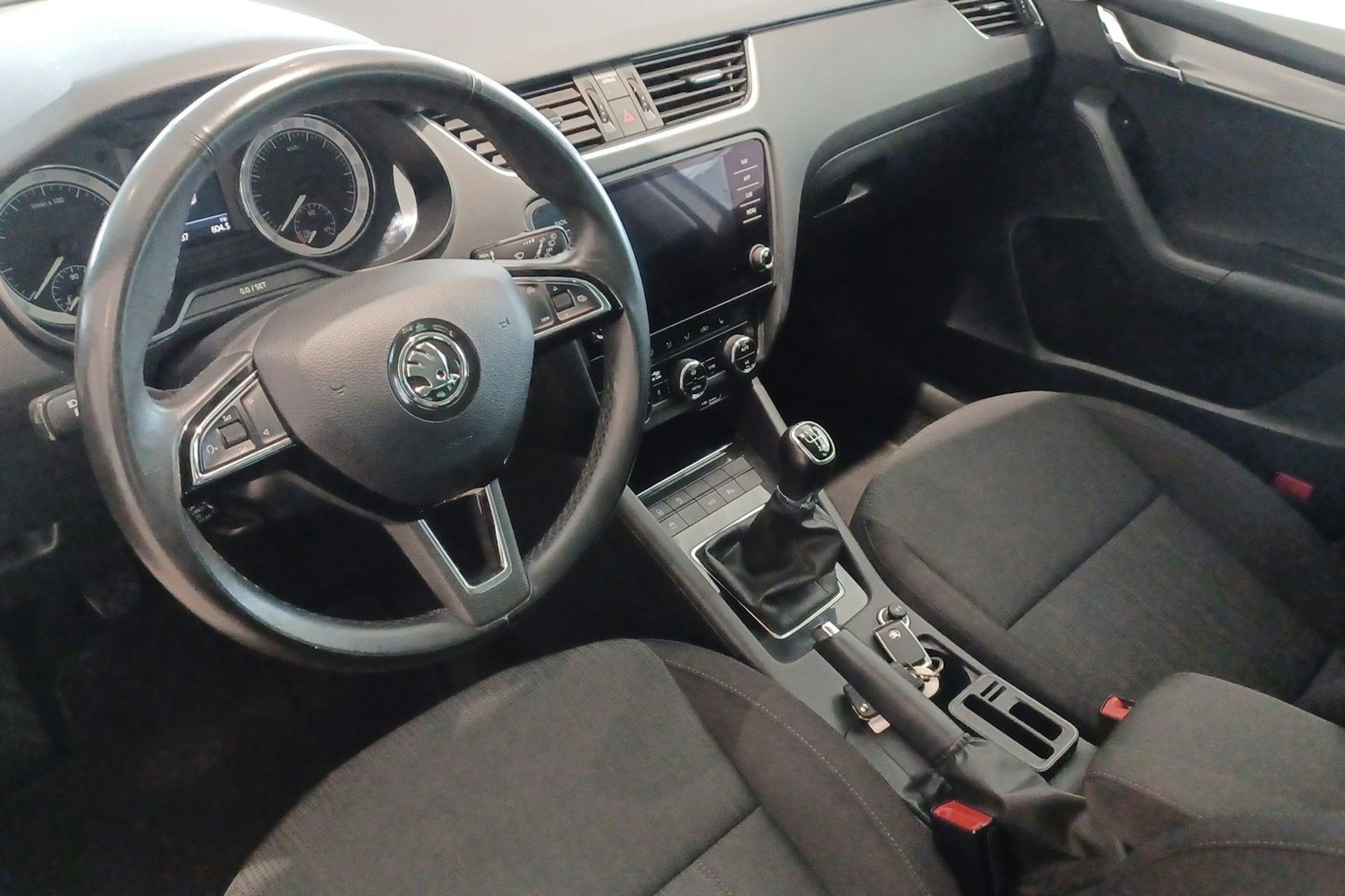 Valkoinen Skoda OCTAVIA 2020 kuva 7.