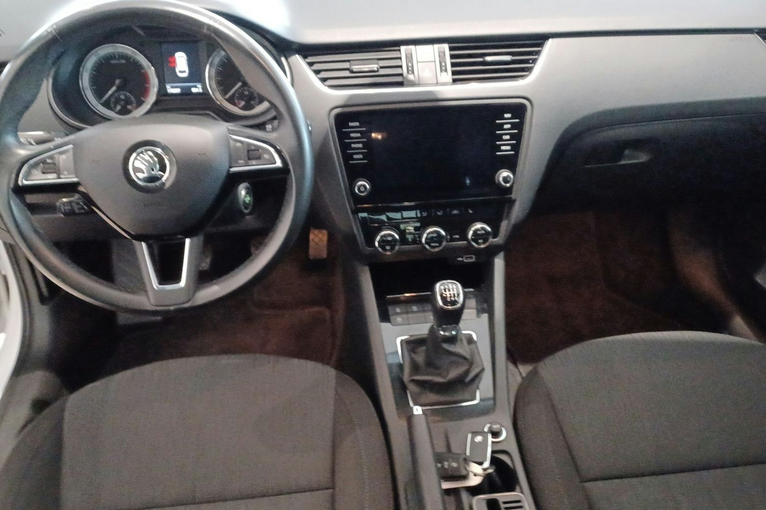 Valkoinen Skoda OCTAVIA 2020 kuva 9.