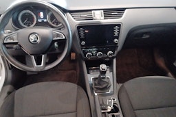 Valkoinen Skoda OCTAVIA 2020 kuva 9.