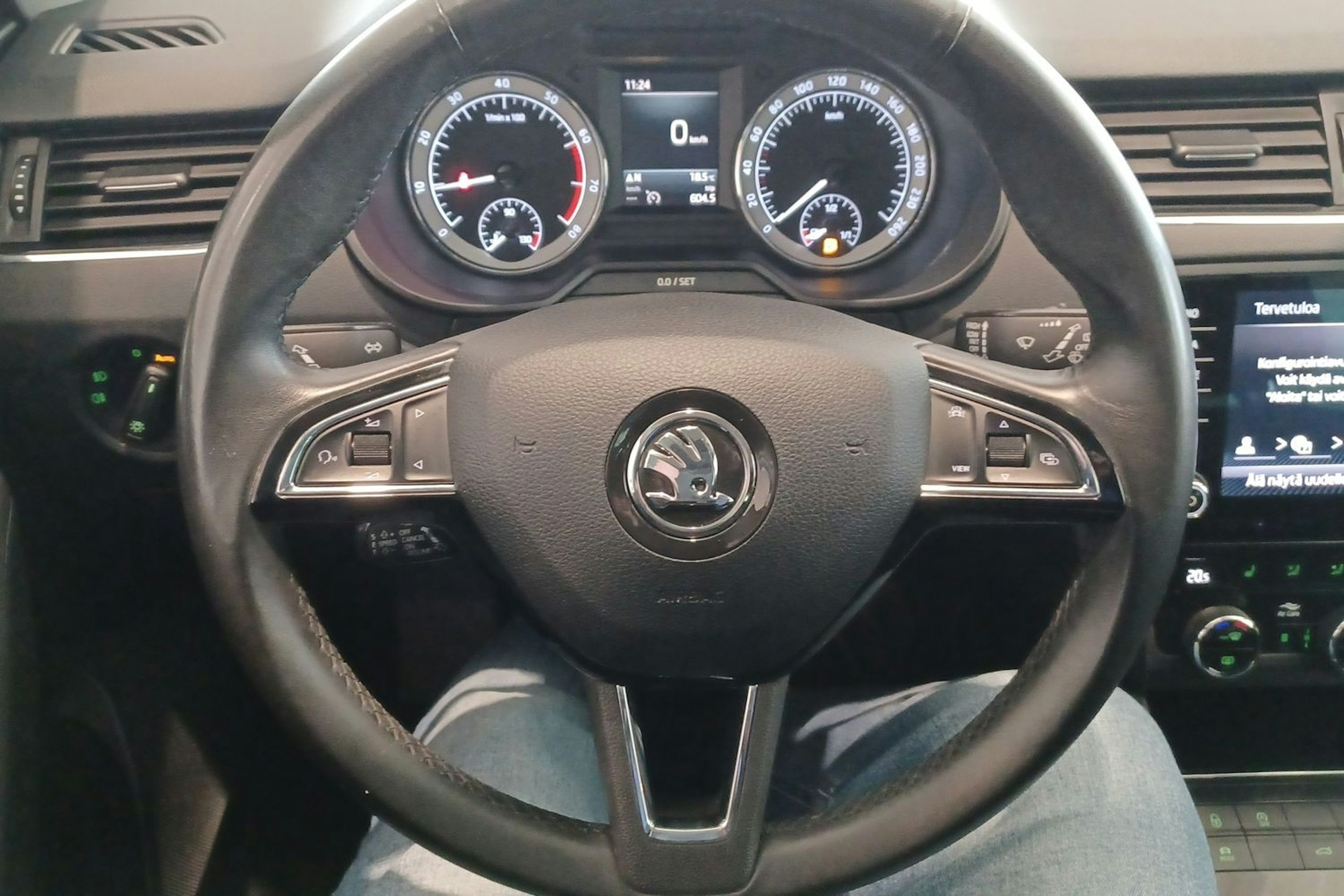 Valkoinen Skoda OCTAVIA 2020 kuva 18.