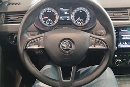 Valkoinen Skoda OCTAVIA 2020 kuva 18.