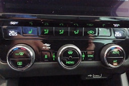 Valkoinen Skoda OCTAVIA 2020 kuva 23.