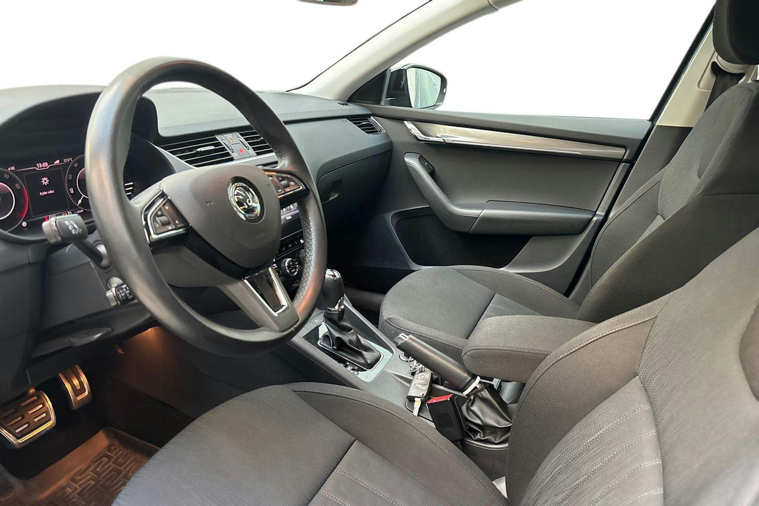 harmaa Skoda Octavia 2020 kuva 6.