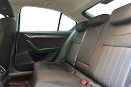 harmaa Skoda Octavia 2020 kuva 8.
