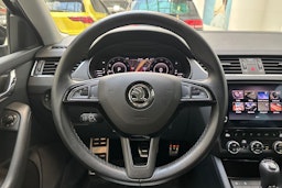 harmaa Skoda Octavia 2020 kuva 14.