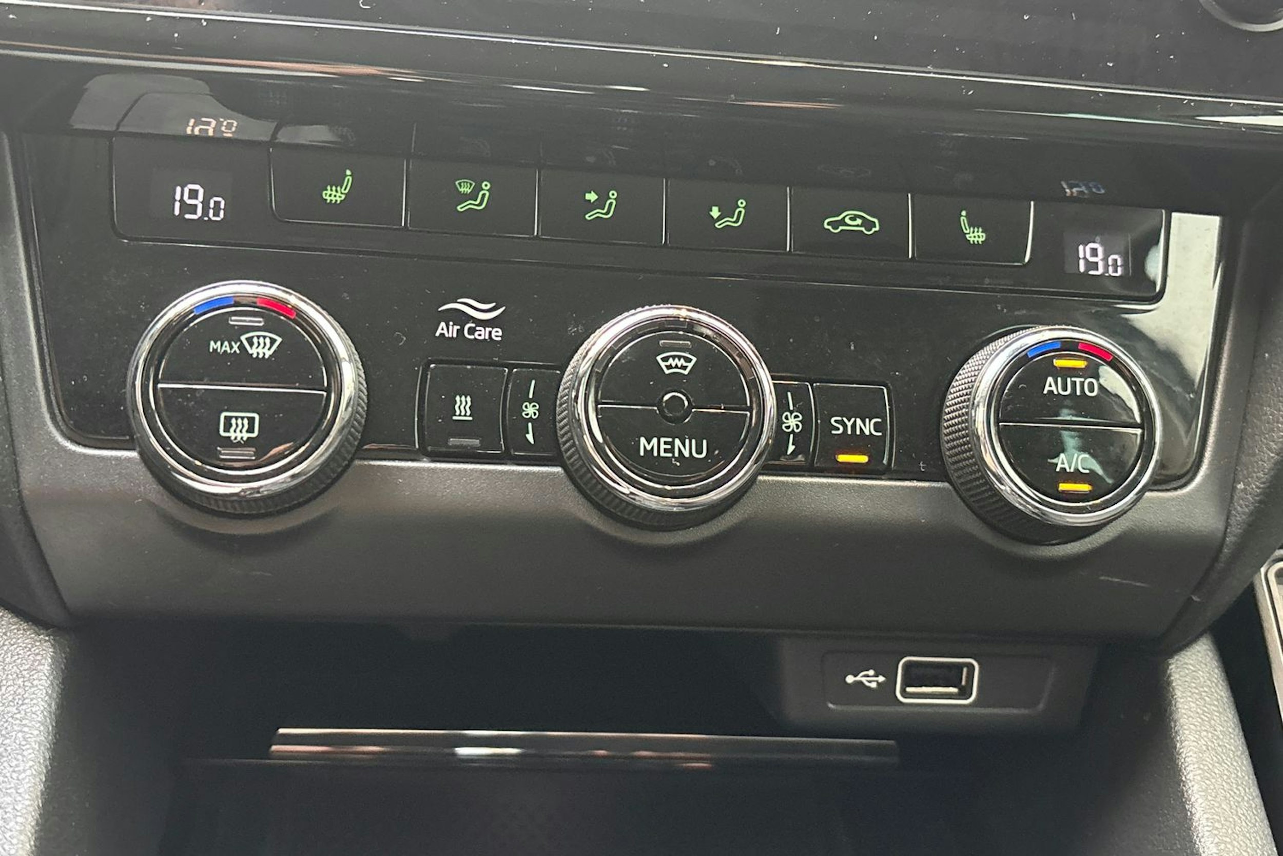harmaa Skoda Octavia 2020 kuva 21.