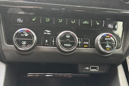 harmaa Skoda Octavia 2020 kuva 21.