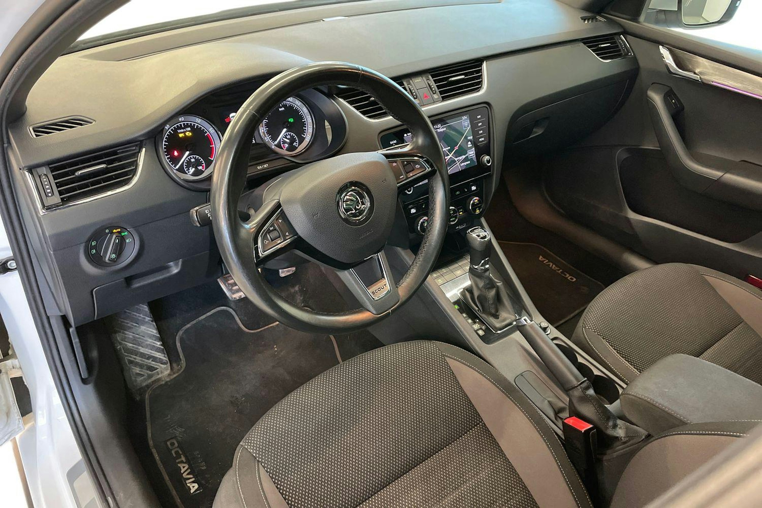 valkoinen Skoda Octavia 2020 kuva 7.