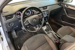 valkoinen Skoda Octavia 2020 kuva 7.