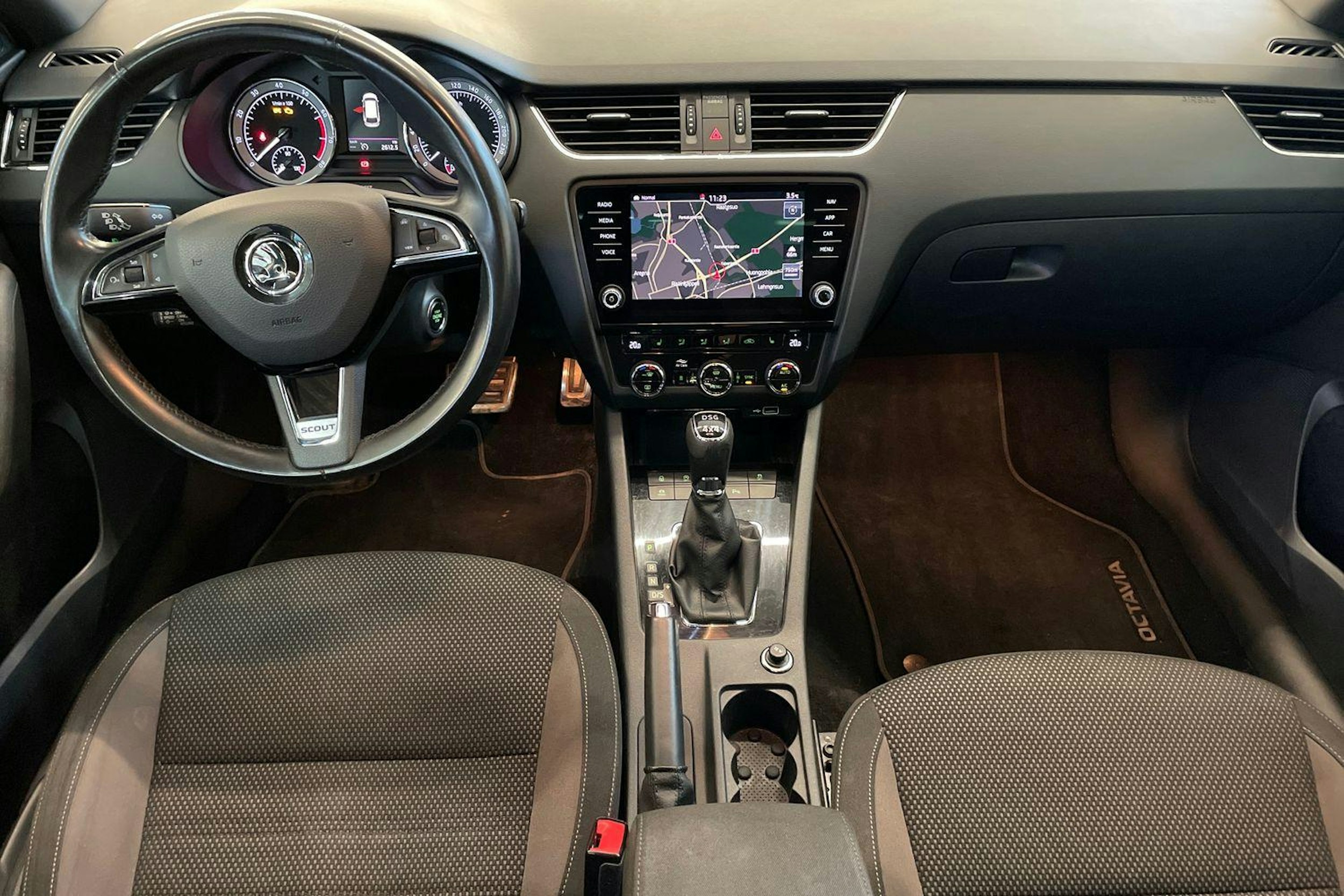 valkoinen Skoda Octavia 2020 kuva 9.