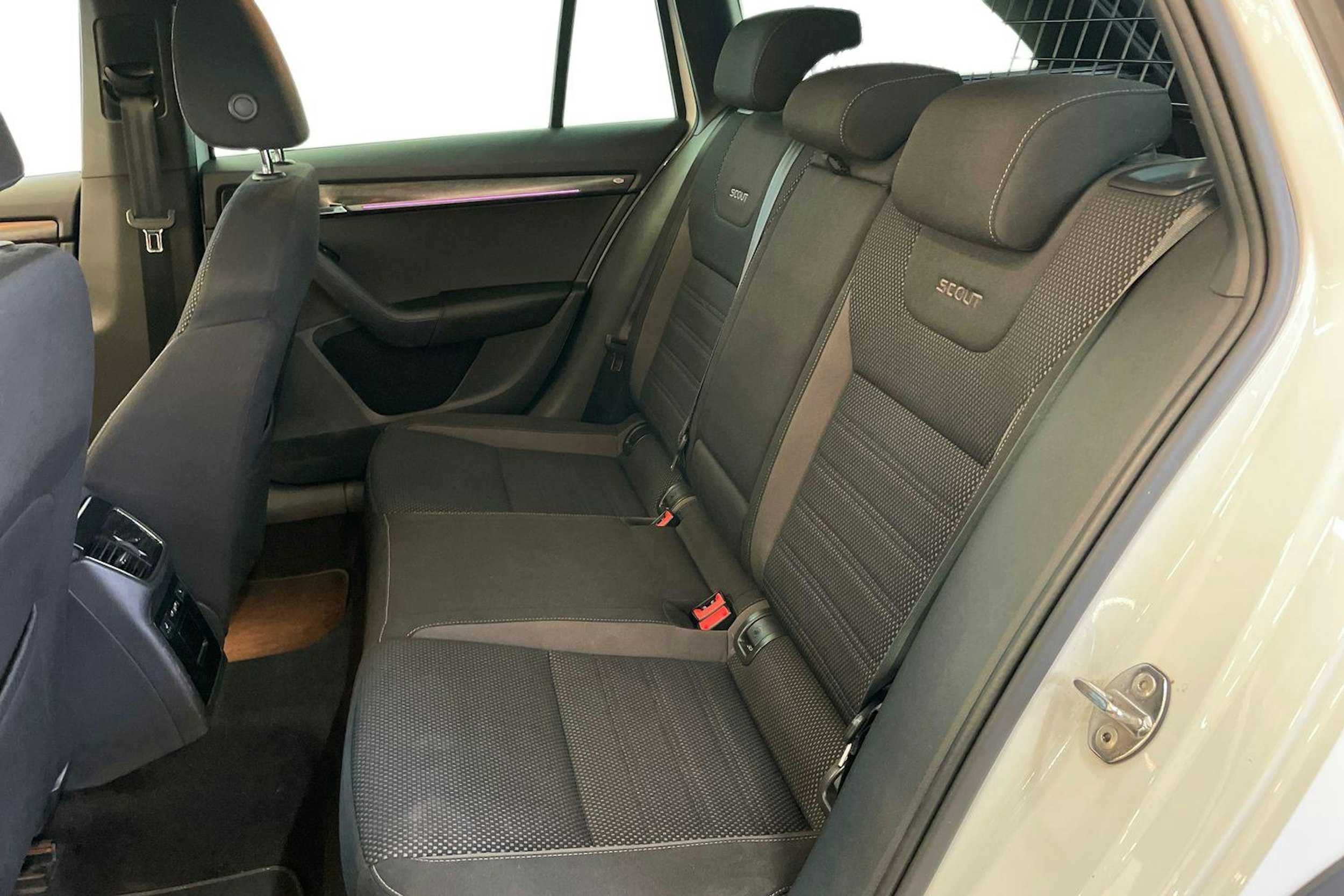 valkoinen Skoda Octavia 2020 kuva 10.