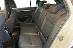valkoinen Skoda Octavia 2020 kuva 10.
