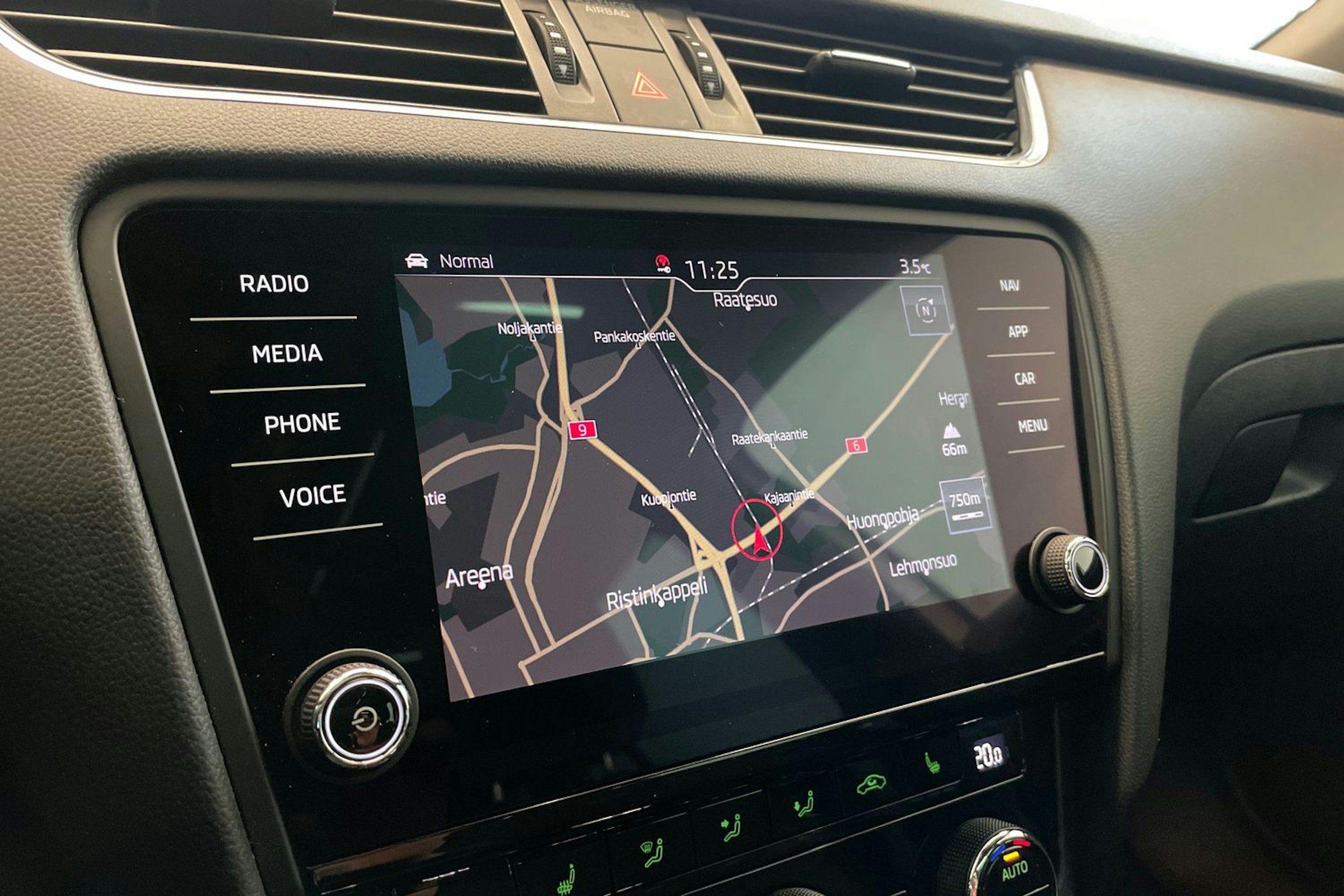 valkoinen Skoda Octavia 2020 kuva 19.