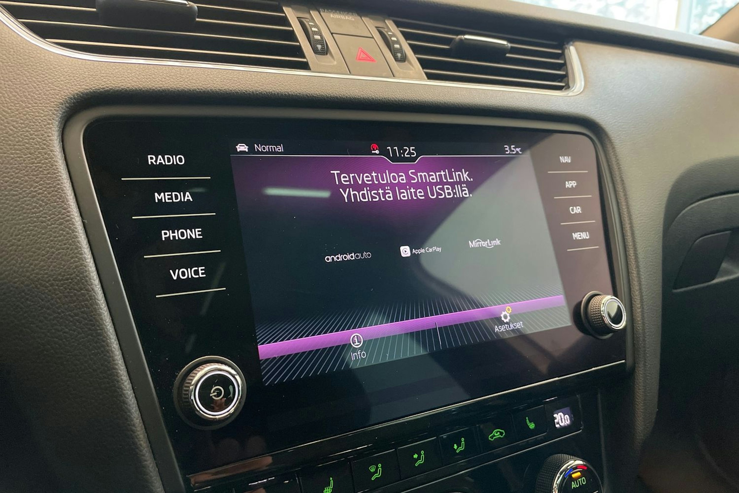 valkoinen Skoda Octavia 2020 kuva 21.