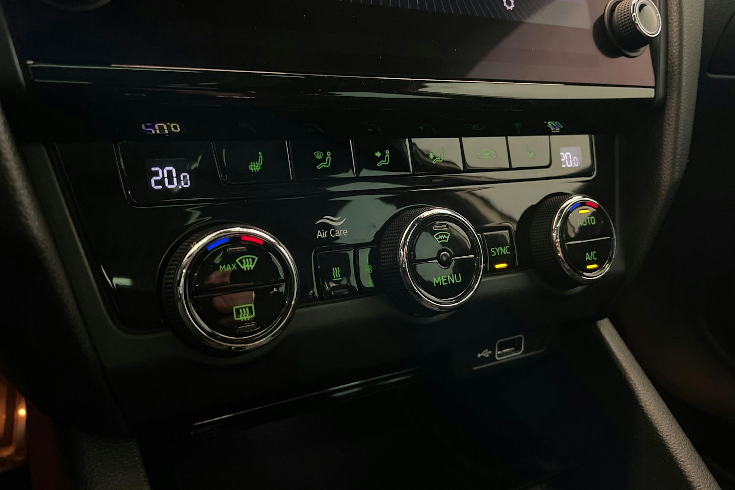 valkoinen Skoda Octavia 2020 kuva 22.