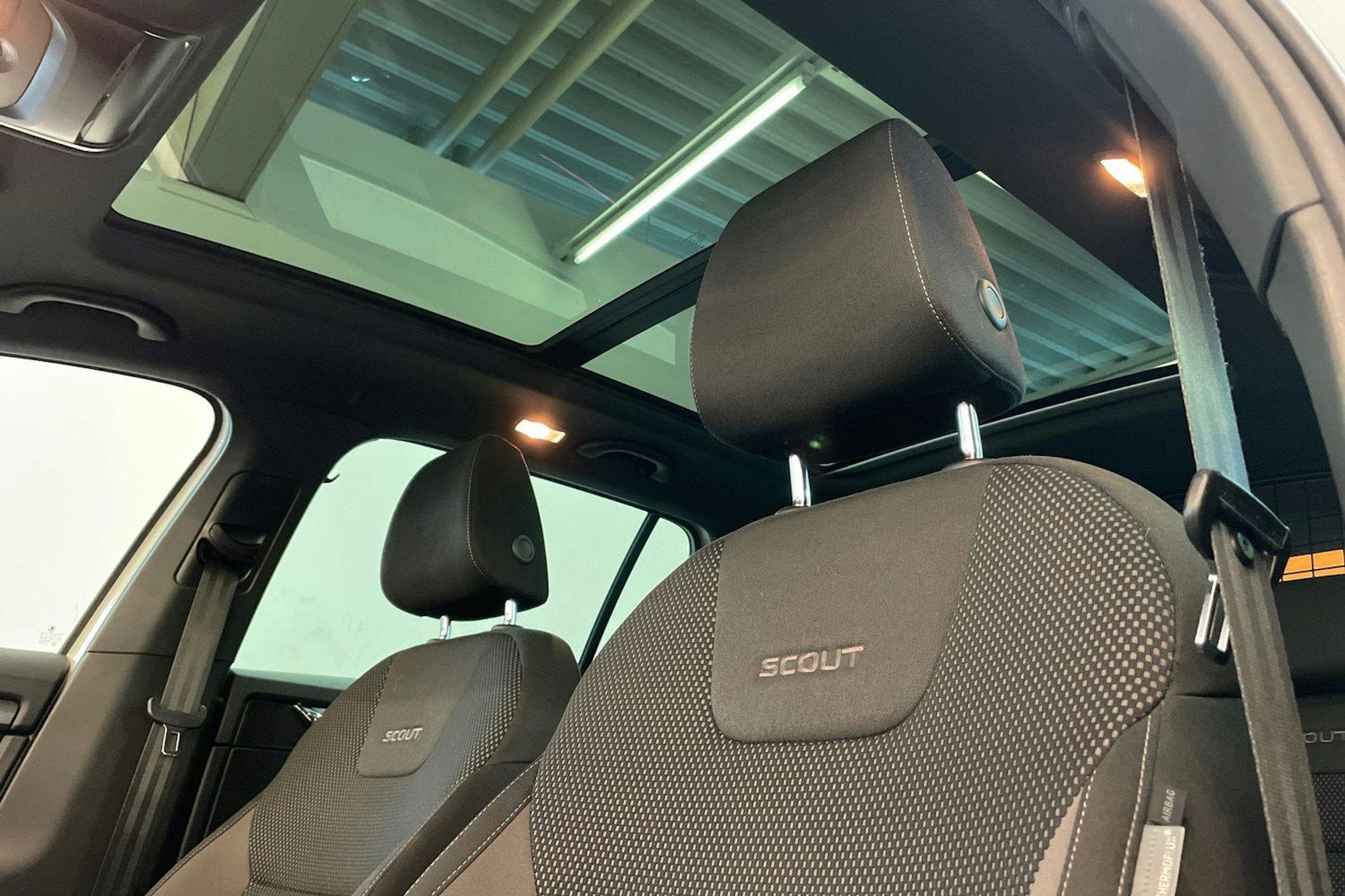 valkoinen Skoda Octavia 2020 kuva 25.