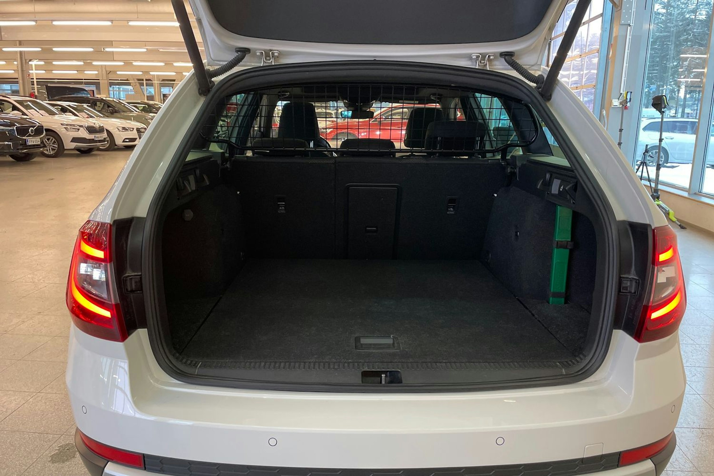 valkoinen Skoda Octavia 2020 kuva 26.