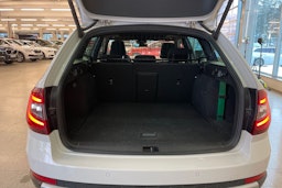 valkoinen Skoda Octavia 2020 kuva 26.
