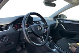 harmaa Skoda Octavia 2020 kuva 3.