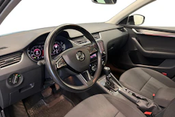 harmaa Skoda Octavia 2020 kuva 6.
