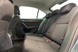 harmaa Skoda Octavia 2020 kuva 8.